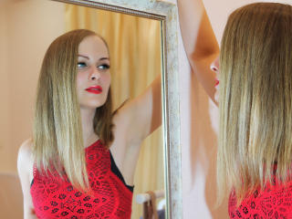 LibbyNora - Cam hard with a trimmed pussy Hot lady 