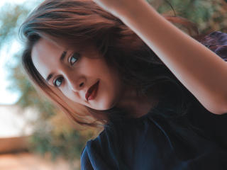 MedeeaSweet - Live en direct avec une jeune bombe bien roulée à la poitrine parfaite sur le site XloveCam 