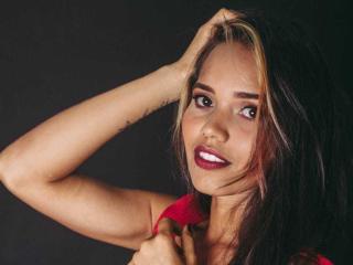 CamilaSanz - Live porn avec une Belle fille très sexy au sexe entièrement rasé sur le service X Love Cam 