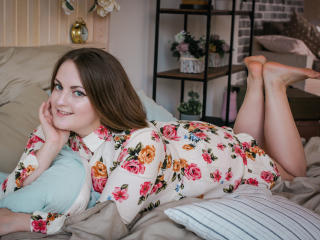 JulietSummer - Cam hard with this shaved vagina X girl 