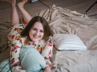 JulietSummer - online show sex with this European Exciting 18+ teen woman 