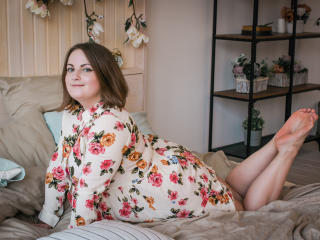 JulietSummer - Webcam sex with this large chested Sex college hottie 