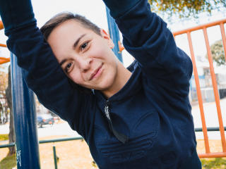 HannahLeblant - Chat cam sexy avec cette Incroyable jeune demoiselle hot avec le sexe complètement rasé sur le service X Love Cam 