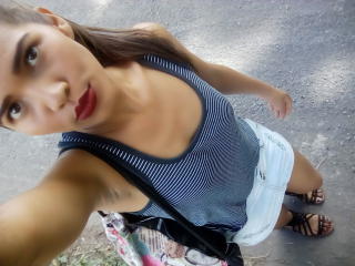 CamilaSanz - Live hard avec cette Sensationnelle fille french très sexy aux formes de garçon sur le site Xlovecam.com 