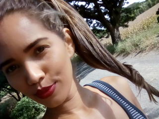 CamilaSanz - Web cam sexy avec une Magnifique jeune bombe française sexy sans poils sur le service X Love Cam 