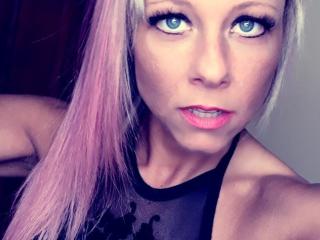 Chat private with LiaMetz, this Hot chicks
